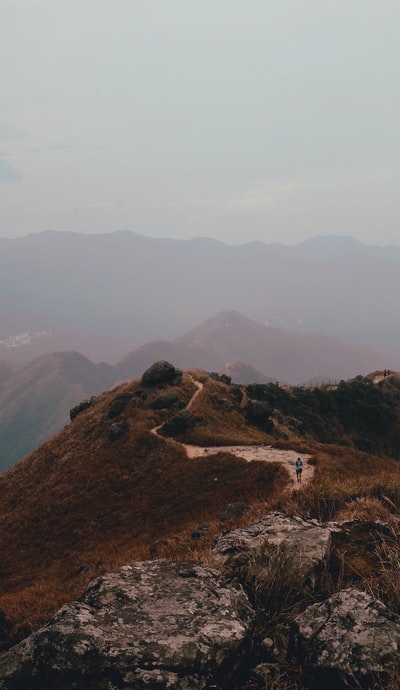 在山脉附近蜿蜒的道路上醒来的男子